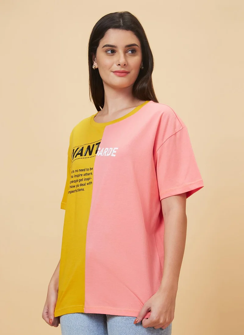 جلو باص تيشيرت قطن نسائي أصفر خردلي وردي مقلم بقصة واسعة